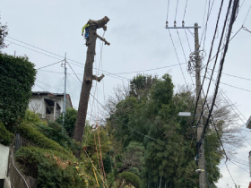 民家すれすれを登ります